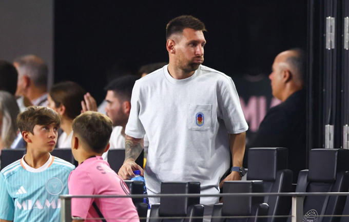 Heartbreaking: Messi was unsteady on his feet after Copa America 2024, but still endured the pain and went to the stadium with his wife and children to cheer for t he home team - Photo 1.