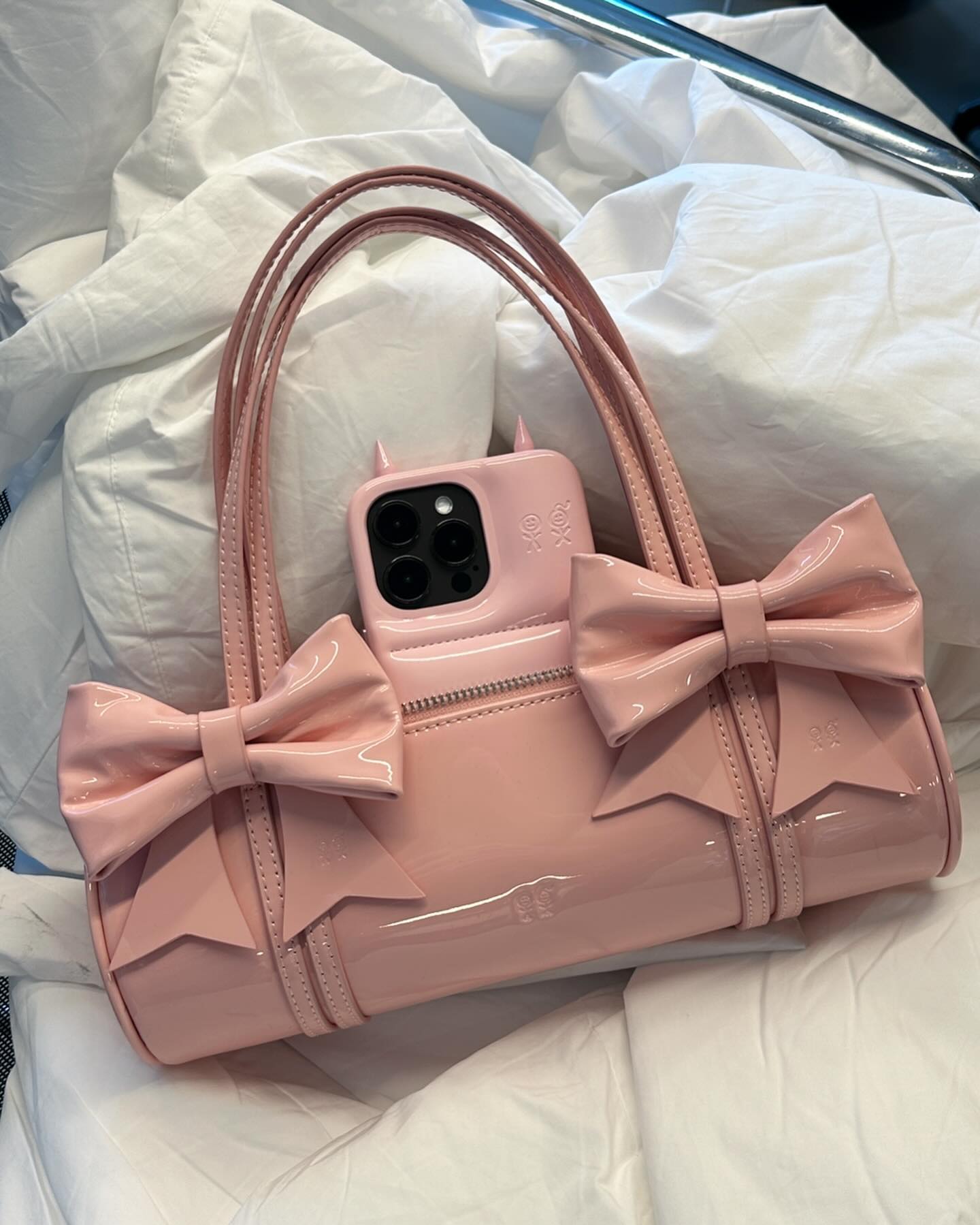 Từ ốp lưng béo đến shopping bag to bự, local brand Mỹ có gì mà khiến Rosé - Lisa cũng bị “fomo”?- Ảnh 19.