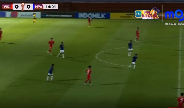 Sân bóng tổ chức trận U19 Việt Nam vs U19 Myanmar tối om, người hâm mộ Indonesia bức xúc với ban tổ chức- Ảnh 1.