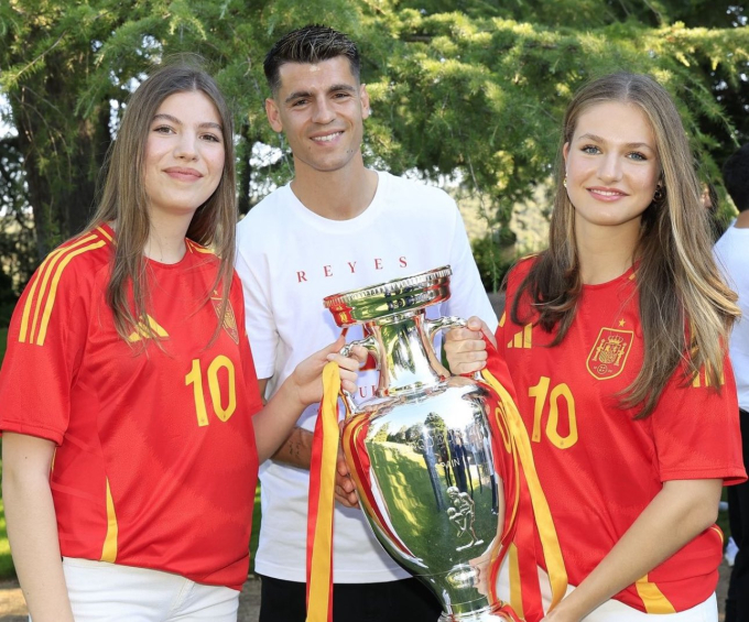 Dos angelitos fascinados por la Eurocopa 2012 se convirtieron en "la princesa más bella de Europa" después de 12 años - Foto 2.