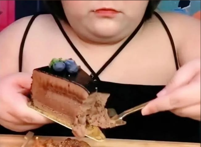 Thánh Mukbang 24 tuổi tử vong ngay trên sóng livestream vì ăn quá nhiều- Ảnh 2.