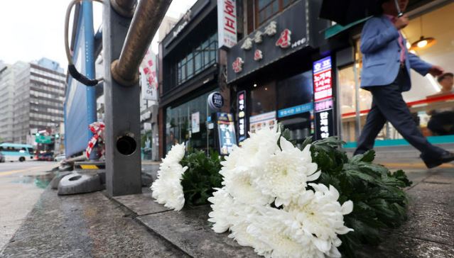 Ám ảnh tang thương từ vụ xe điên gây náo loạn đường phố ở trung tâm Seoul: Người dân đặt hoa tưởng niệm, hoàn cảnh các nạn nhân được tiết lộ - Ảnh 2.