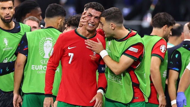 Mẹ Ronaldo bật khóc nức nở vì con trai trong lần đầu đến sân xem Euro 2024 - Ảnh 7.