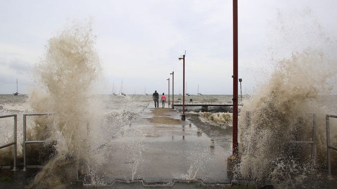 Siêu bão lịch sử “cực kỳ nguy hiểm” đổ bộ: San phẳng cả hòn đảo trong nửa giờ, gây mất điện toàn quốc, chính phủ nhiều nước ban bố cảnh báo khẩn cấp - Ảnh 3.