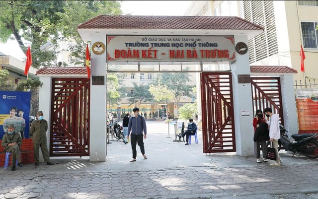Trường cấp 3 top ở Hà Nội lấy điểm chuẩn như trường làng: Hiệu trưởng nói đó là món quà - Ảnh 2.