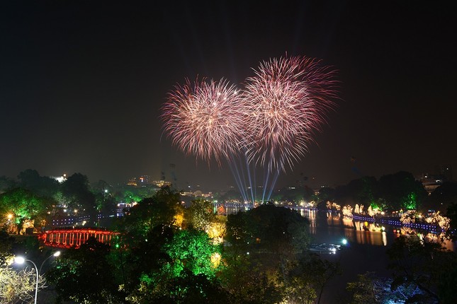 Hà Nội bắn pháo hoa tại 30 điểm dịp kỷ niệm 70 năm Giải phóng Thủ đô - Ảnh 1.
