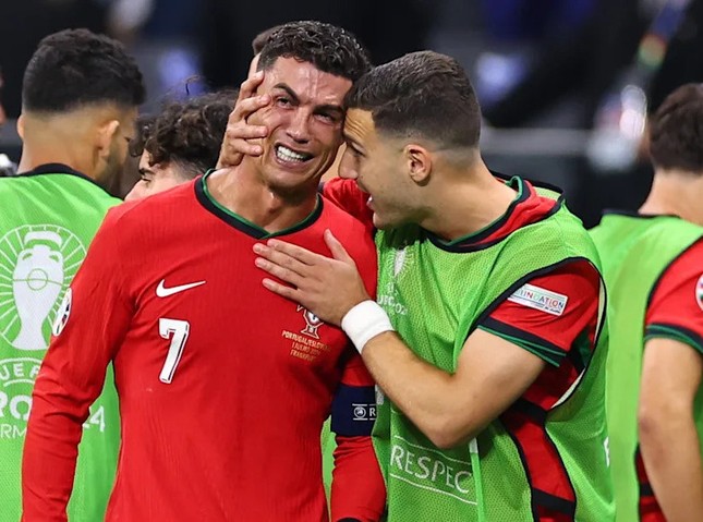Ronaldo giải thích lý do bật khóc nức nở sau khi sút trượt phạt đền trước Slovenia - Ảnh 1.
