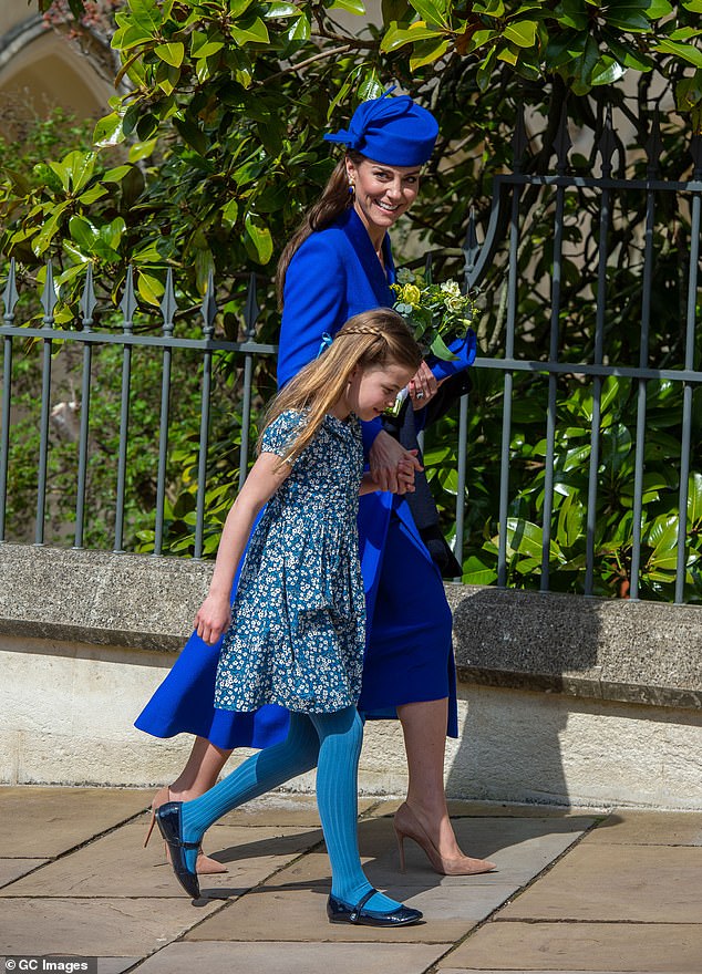Die Auftritte von Königin Kate mit Prinzessin Charlotte bewiesen das ultimative Talent bei der Koordination von Outfits zwischen Mutter und Tochter – Foto 2.
