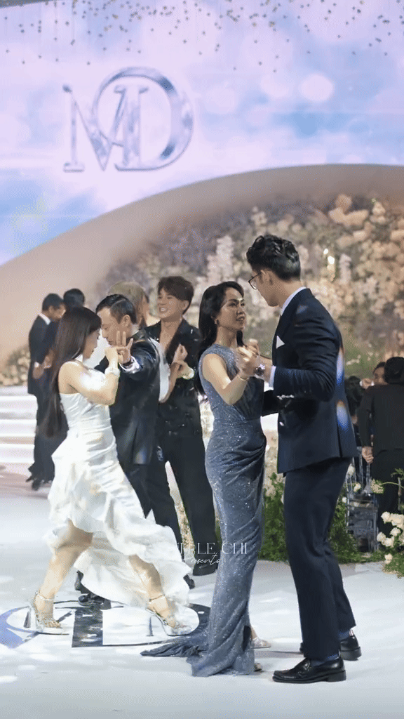 Em trai thiếu gia Minh Đạt bế vợ khiêu vũ trong hôn lễ của Midu, khí chất hào môn ngập tràn - Ảnh 2.