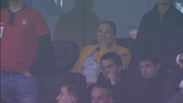 Mẹ Ronaldo bật khóc nức nở vì con trai trong lần đầu đến sân xem Euro 2024 - Ảnh 4.
