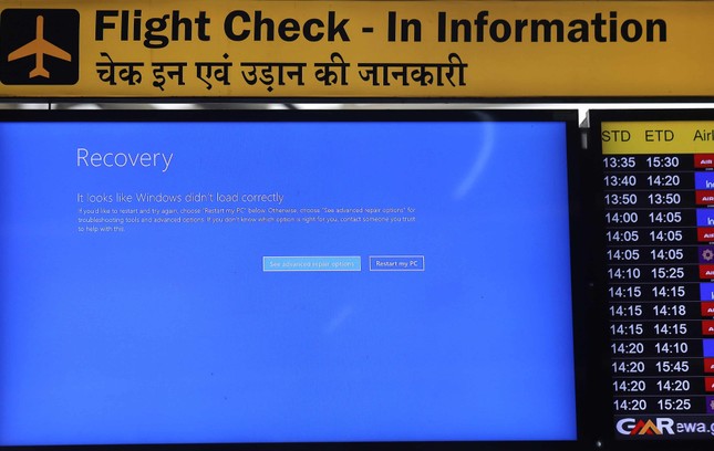 Một màn hình thông tin bị trục trặc được nhìn thấy tại sân bay quốc tế Delhi ở Ấn Độ. Ảnh: Rajat Gupta/EPA.