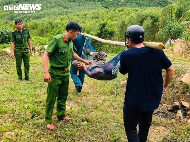 Công an dùng cáng võng cứu 2 người đàn ông bị hàng trăm con ong đốt- Ảnh 2.