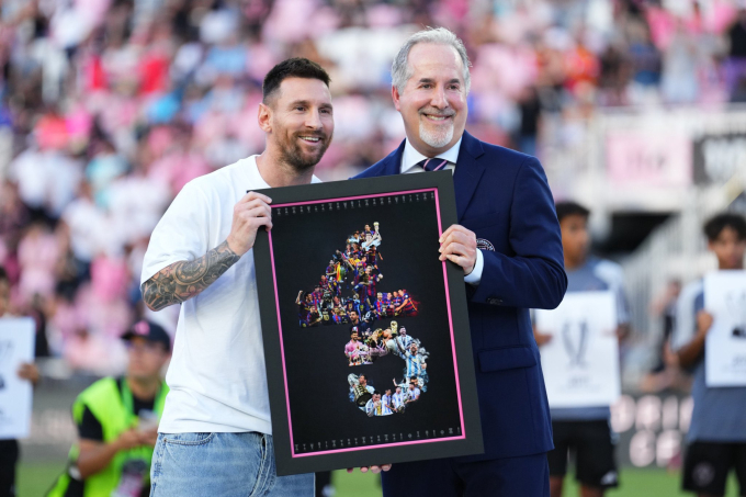 Messi được vinh danh là cầu thủ có nhiều danh hiệu nhất lịch sử bóng đá, khoảnh khắc 45 cậu bé cầm 45 danh hiệu của Messi gây sốt MXH- Ảnh 1.