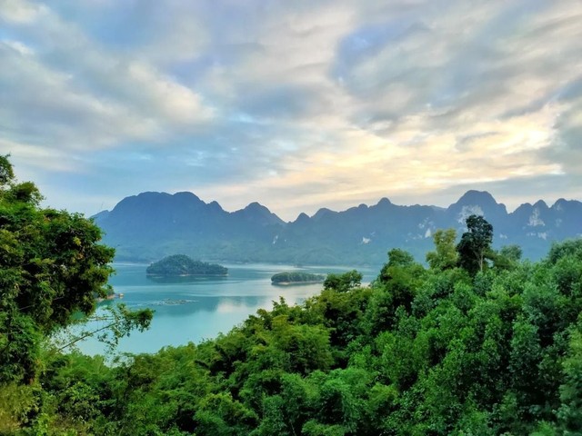 Một "Vịnh Hạ Long trên cạn" nằm giữa lòng hồ thuỷ điện, đẹp đặc biệt vào đêm Rằm, cách Hà Nội hơn 100km- Ảnh 3.