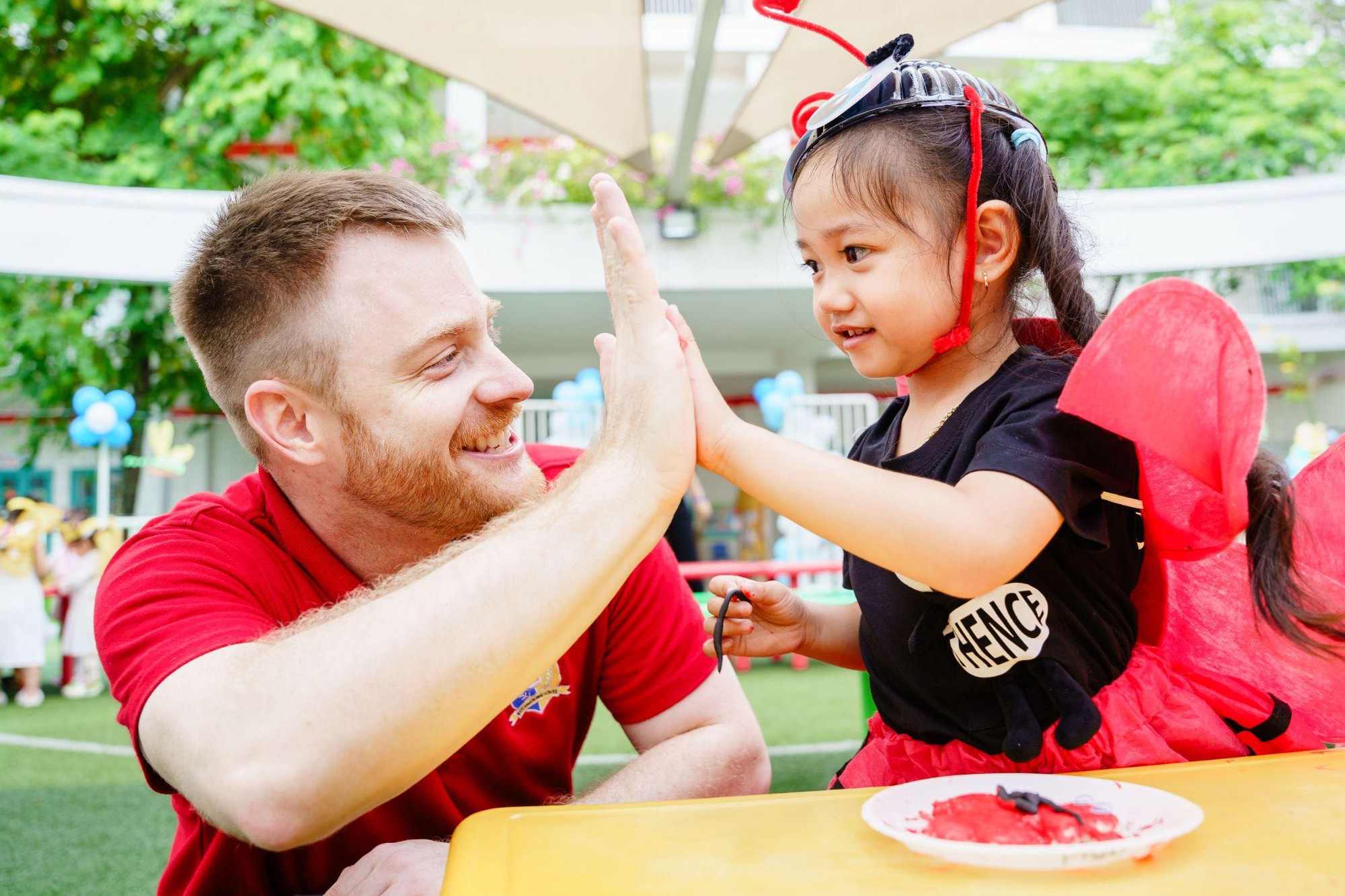 Trẻ mầm non Royal School tham gia dạ hội hoá trang côn trùng, khám phá muôn loài- Ảnh 1.