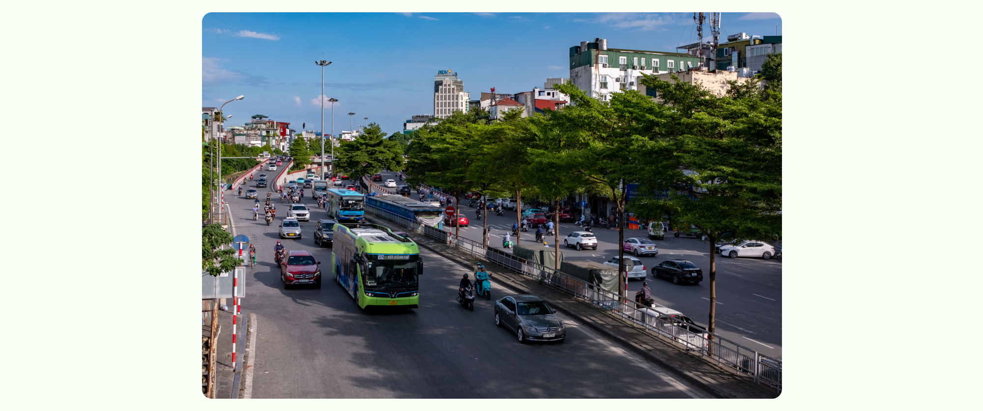 Thử một ngày ngồi trên xe buýt “không khói, không mùi”, nghe những câu chuyện thú vị vô cùng của bác tài và các tiếp viên “xanh”- Ảnh 1.