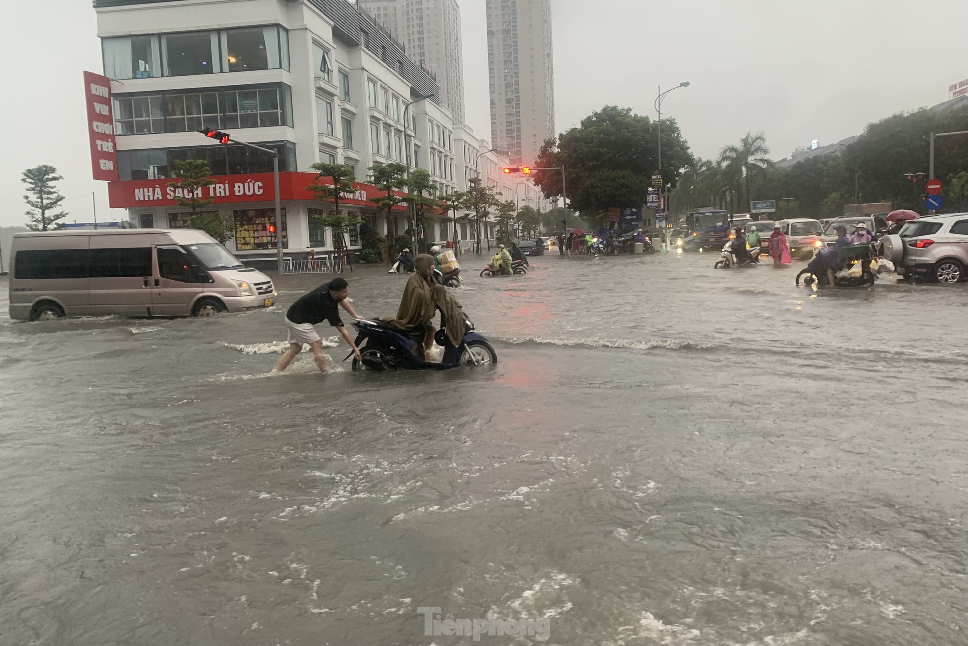 Phố ngập sâu cả mét, người dân 'vật vã' tìm đường về nhà, nhiều phương tiện 'chìm' trong biển nước- Ảnh 13.