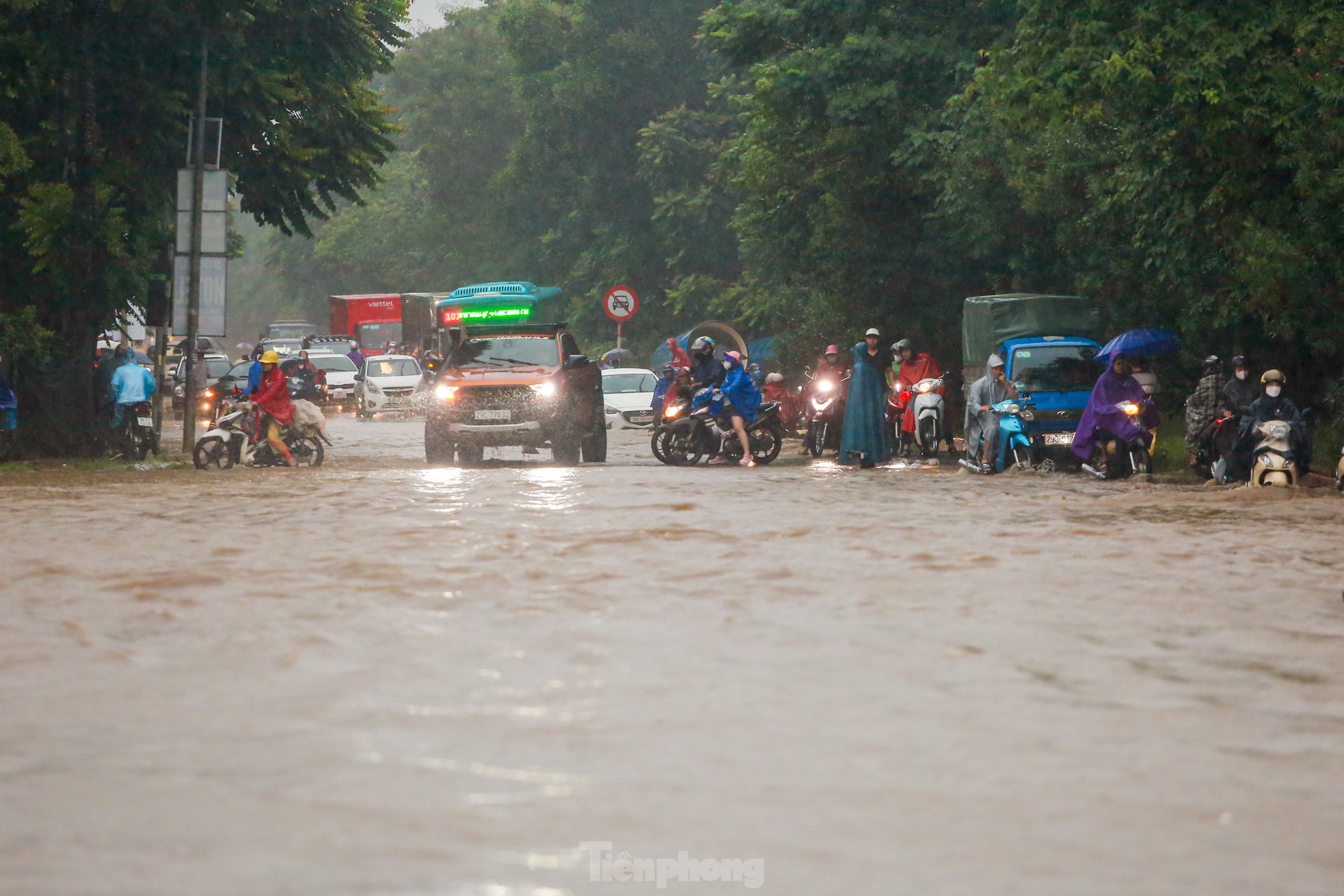 Phố ngập sâu cả mét, người dân 'vật vã' tìm đường về nhà, nhiều phương tiện 'chìm' trong biển nước- Ảnh 1.