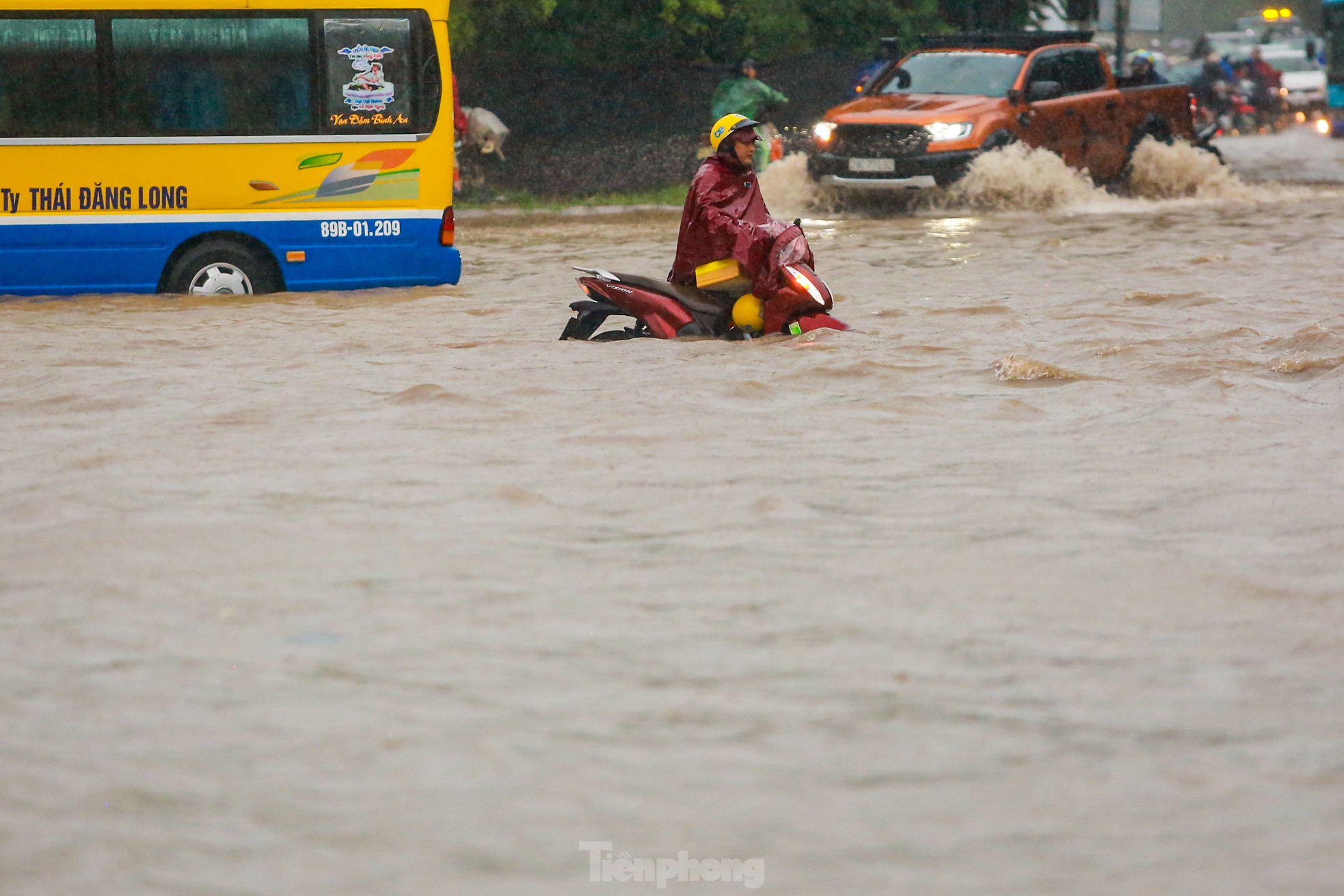 Phố ngập sâu cả mét, người dân 'vật vã' tìm đường về nhà, nhiều phương tiện 'chìm' trong biển nước- Ảnh 3.