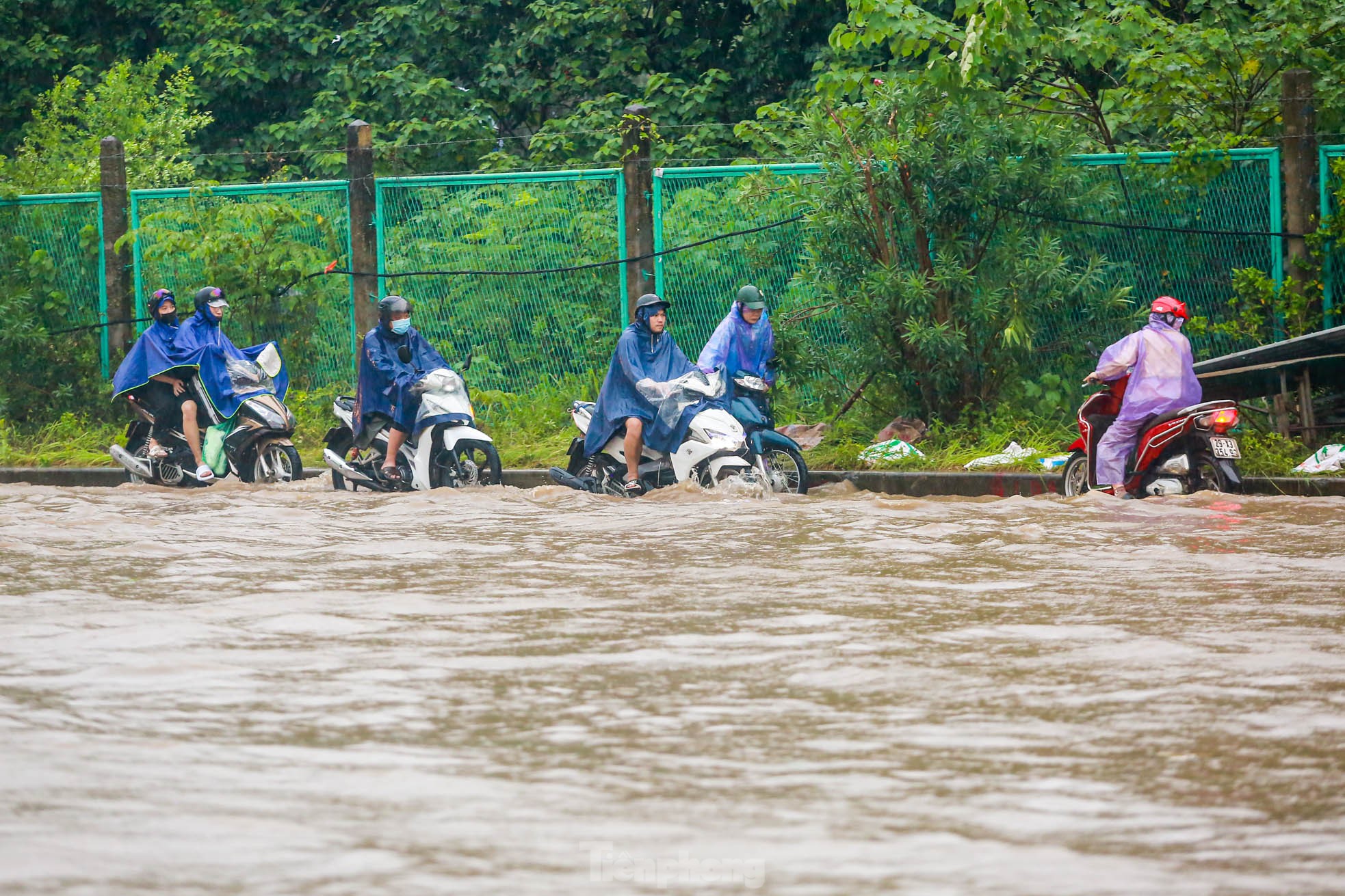 Phố ngập sâu cả mét, người dân 'vật vã' tìm đường về nhà, nhiều phương tiện 'chìm' trong biển nước- Ảnh 9.