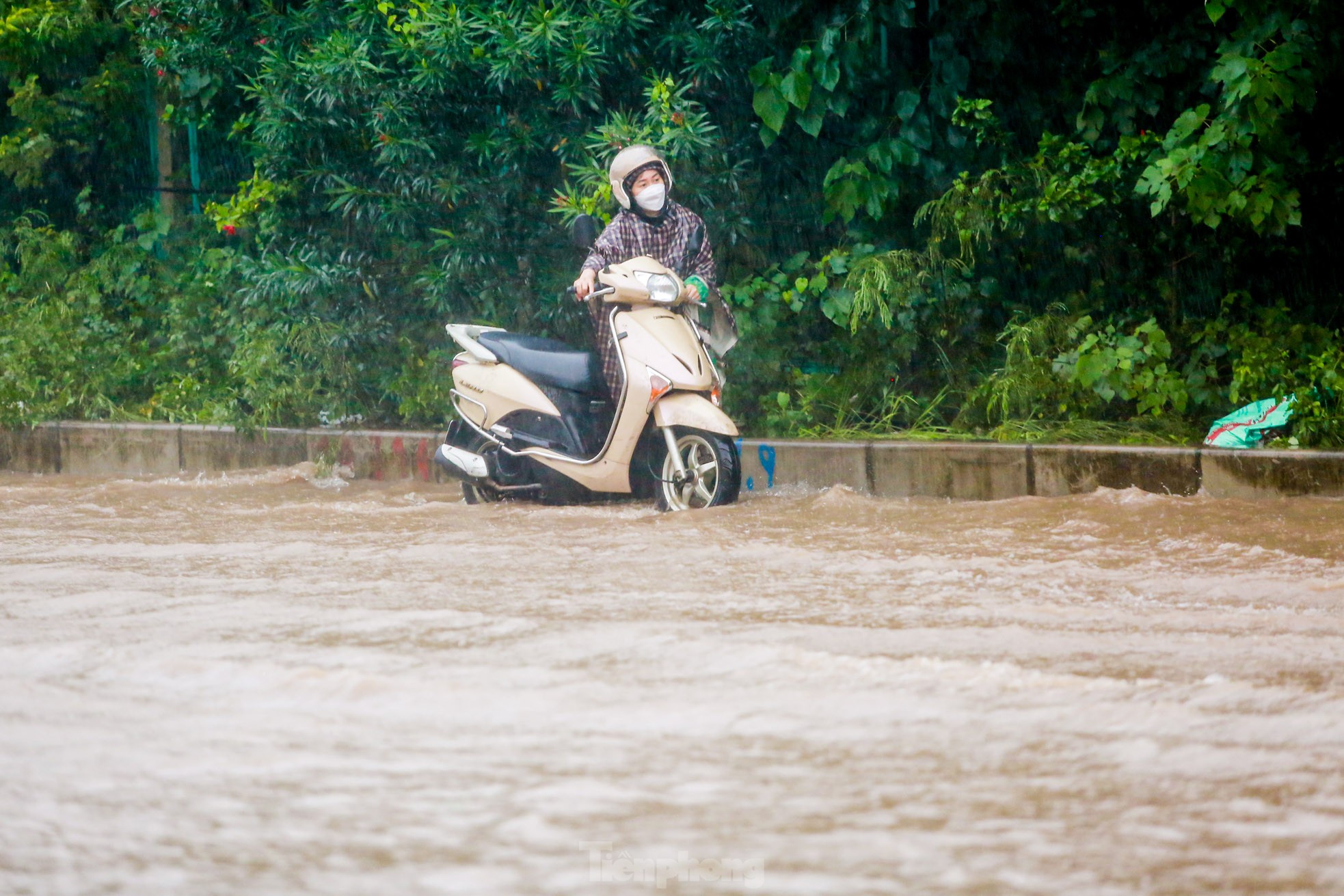 Phố ngập sâu cả mét, người dân 'vật vã' tìm đường về nhà, nhiều phương tiện 'chìm' trong biển nước- Ảnh 8.