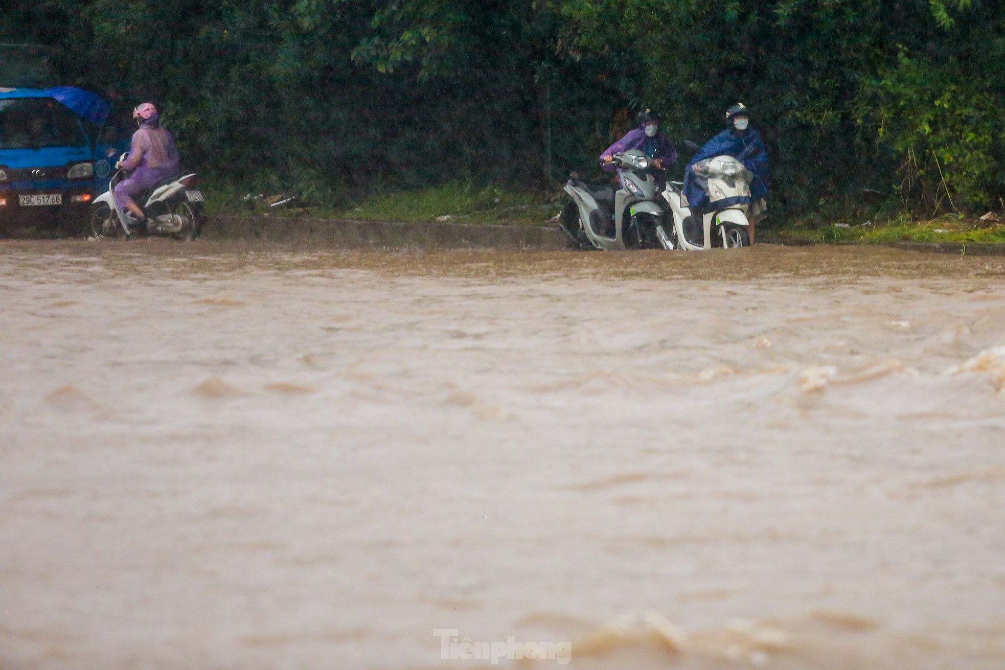 Phố ngập sâu cả mét, người dân 'vật vã' tìm đường về nhà, nhiều phương tiện 'chìm' trong biển nước- Ảnh 6.