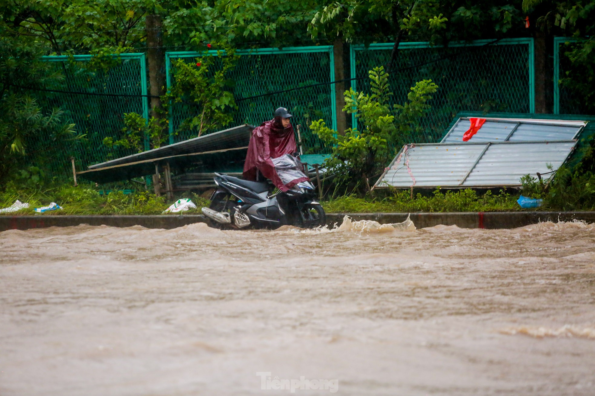 Phố ngập sâu cả mét, người dân 'vật vã' tìm đường về nhà, nhiều phương tiện 'chìm' trong biển nước- Ảnh 7.