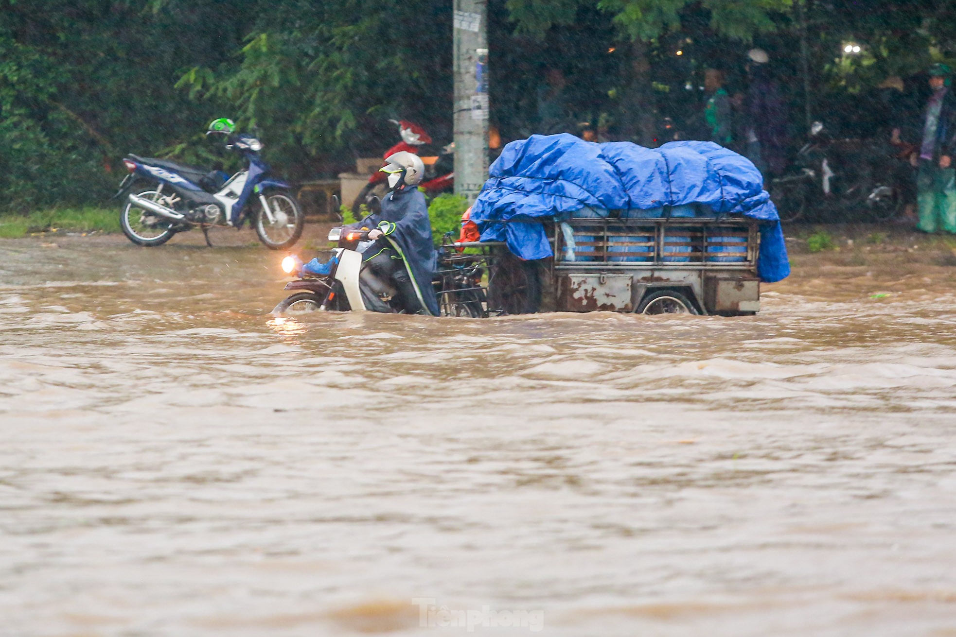 Phố ngập sâu cả mét, người dân 'vật vã' tìm đường về nhà, nhiều phương tiện 'chìm' trong biển nước- Ảnh 10.