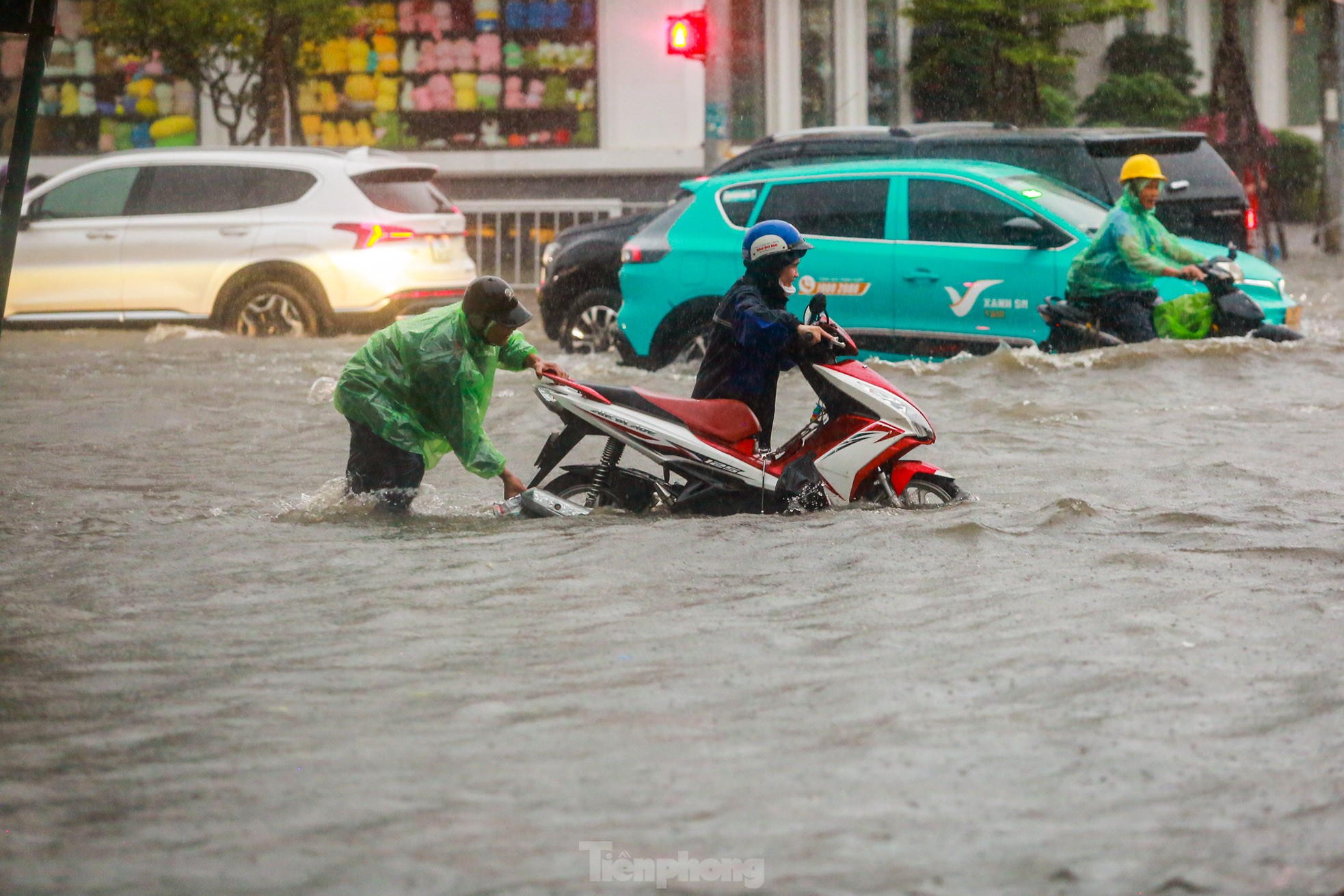 Phố ngập sâu cả mét, người dân 'vật vã' tìm đường về nhà, nhiều phương tiện 'chìm' trong biển nước- Ảnh 27.