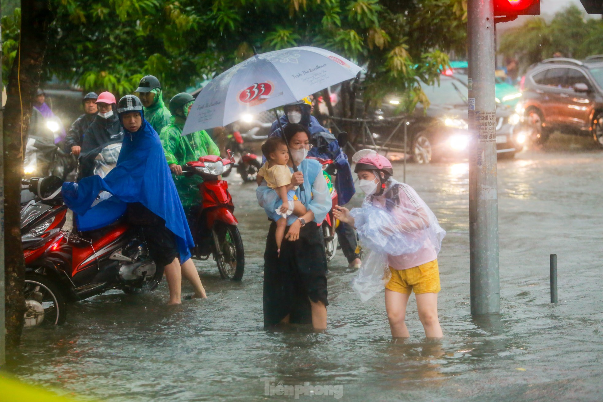 Phố ngập sâu cả mét, người dân 'vật vã' tìm đường về nhà, nhiều phương tiện 'chìm' trong biển nước- Ảnh 18.