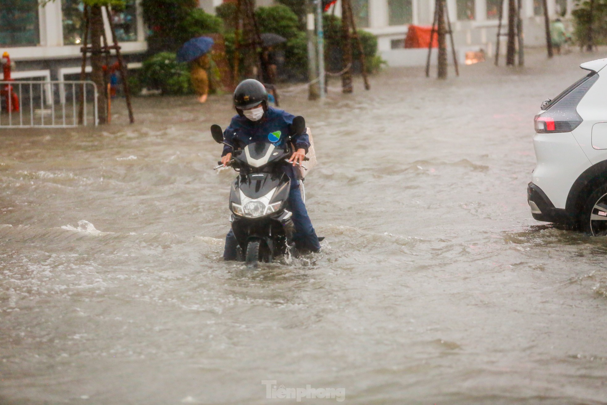 Phố ngập sâu cả mét, người dân 'vật vã' tìm đường về nhà, nhiều phương tiện 'chìm' trong biển nước- Ảnh 26.