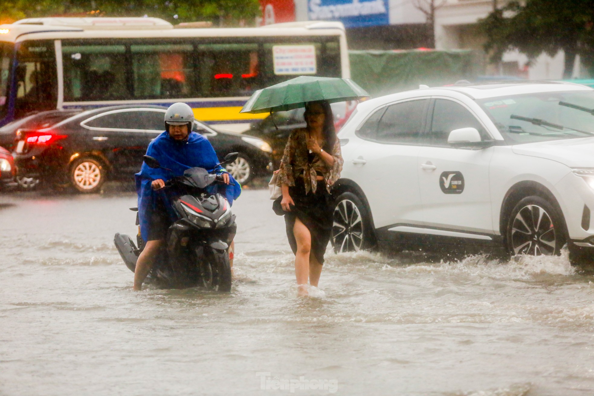 Phố ngập sâu cả mét, người dân 'vật vã' tìm đường về nhà, nhiều phương tiện 'chìm' trong biển nước- Ảnh 17.