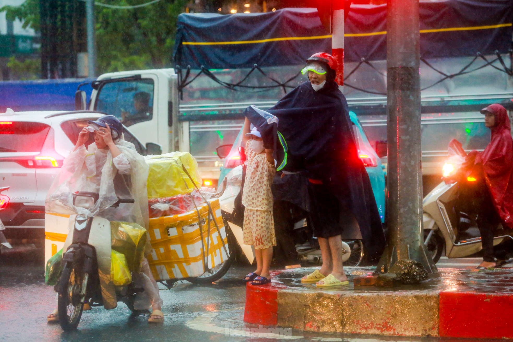 Phố ngập sâu cả mét, người dân 'vật vã' tìm đường về nhà, nhiều phương tiện 'chìm' trong biển nước- Ảnh 16.