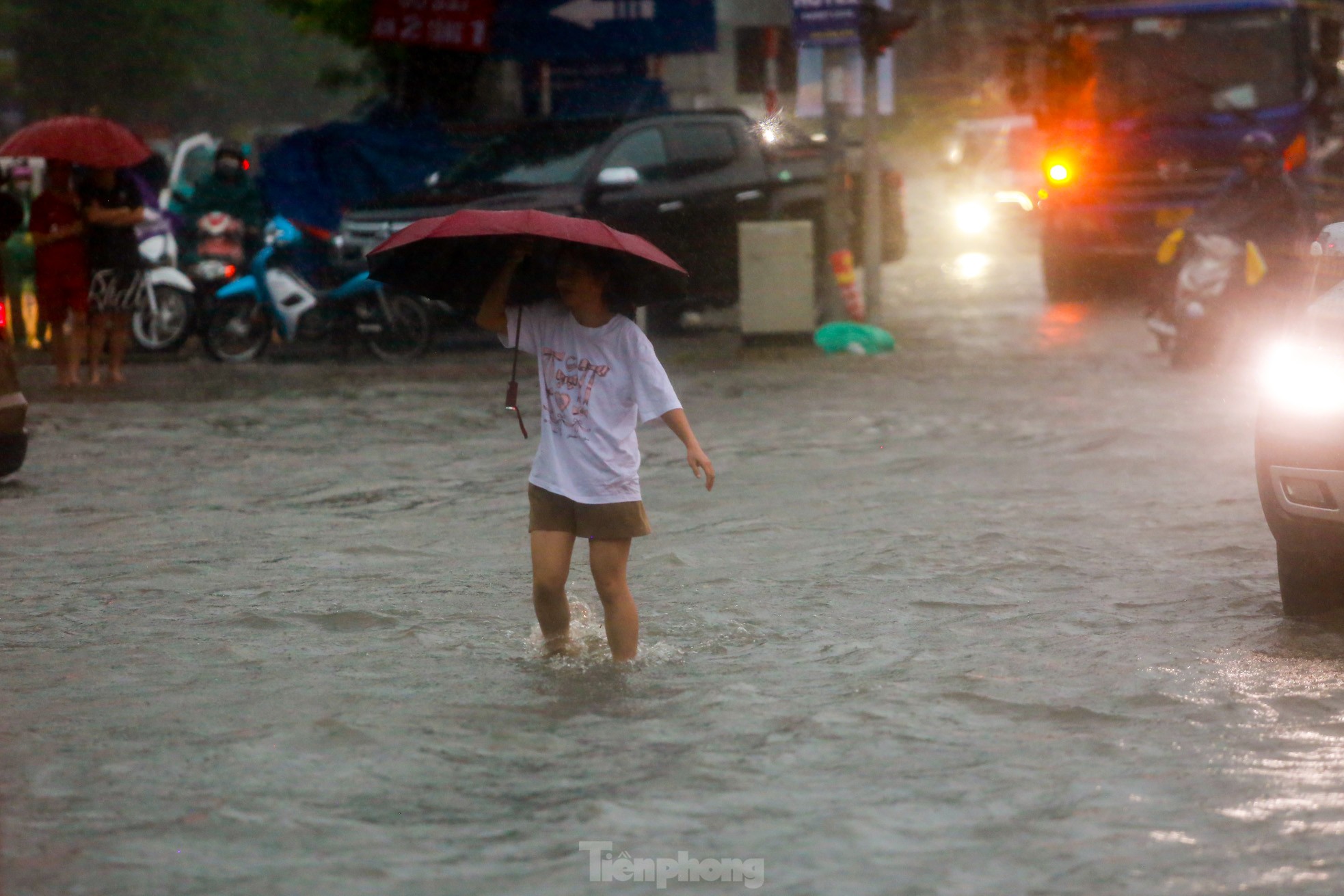 Phố ngập sâu cả mét, người dân 'vật vã' tìm đường về nhà, nhiều phương tiện 'chìm' trong biển nước- Ảnh 19.