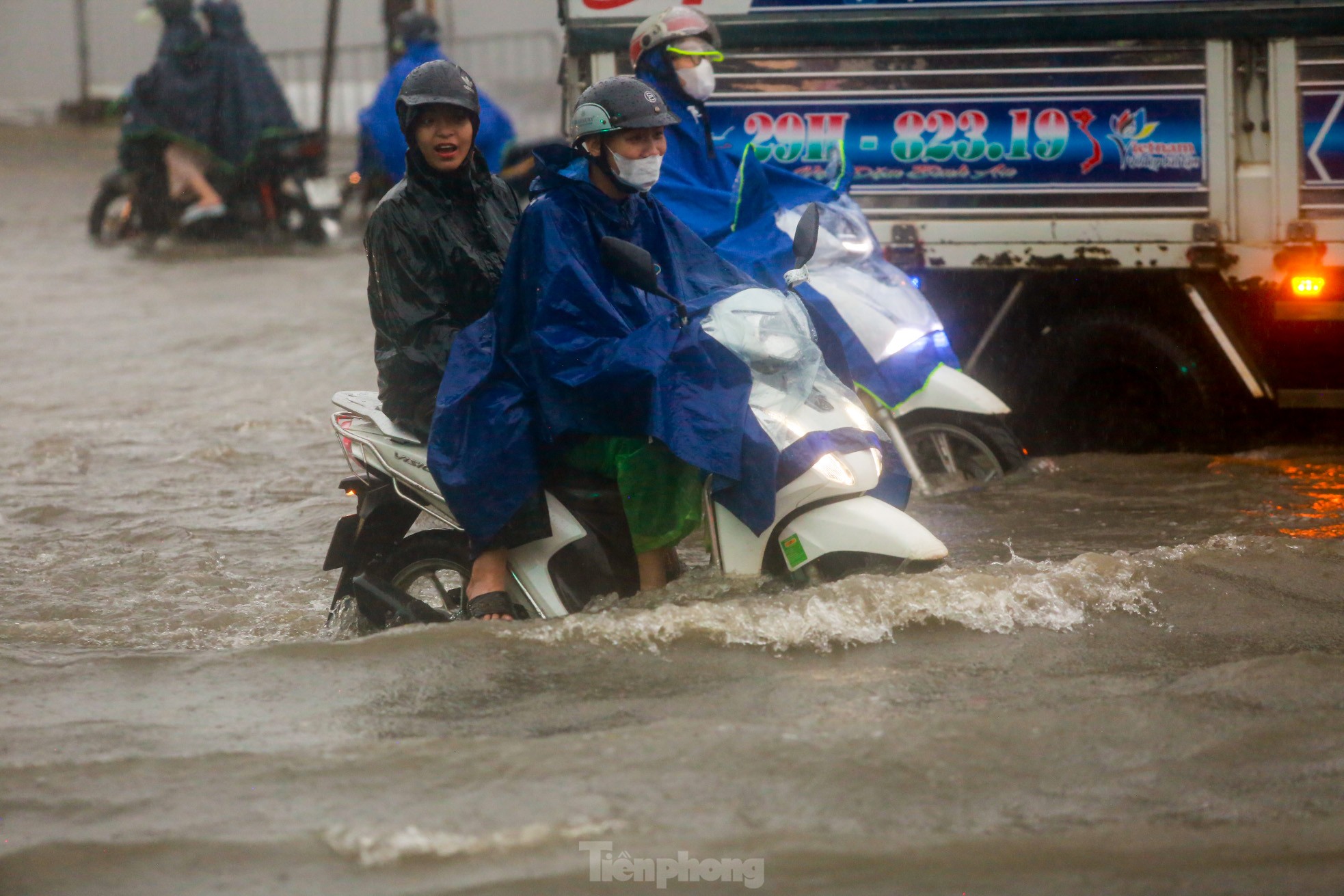 Phố ngập sâu cả mét, người dân 'vật vã' tìm đường về nhà, nhiều phương tiện 'chìm' trong biển nước- Ảnh 23.