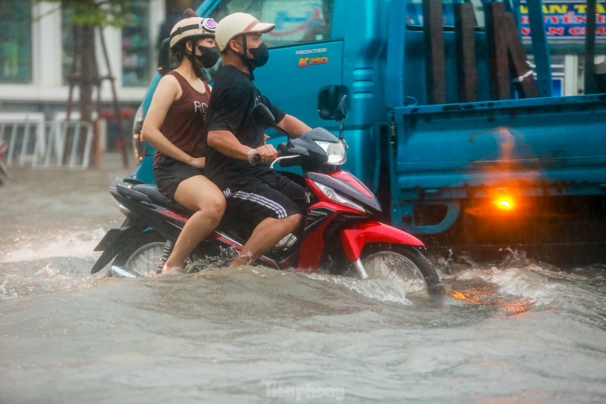 Phố ngập sâu cả mét, người dân 'vật vã' tìm đường về nhà, nhiều phương tiện 'chìm' trong biển nước- Ảnh 22.