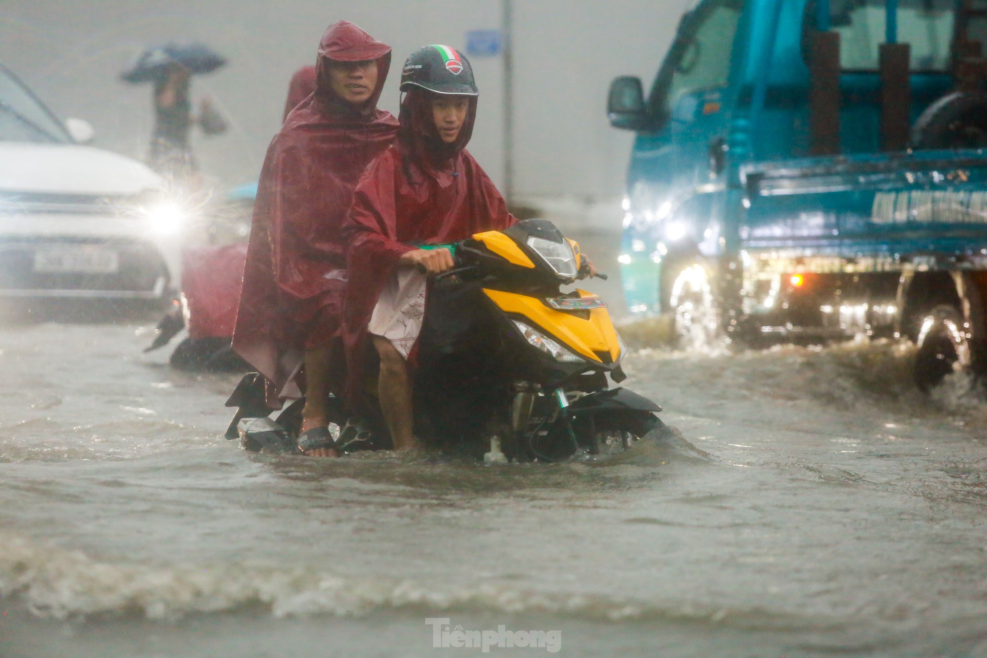 Phố ngập sâu cả mét, người dân 'vật vã' tìm đường về nhà, nhiều phương tiện 'chìm' trong biển nước- Ảnh 21.