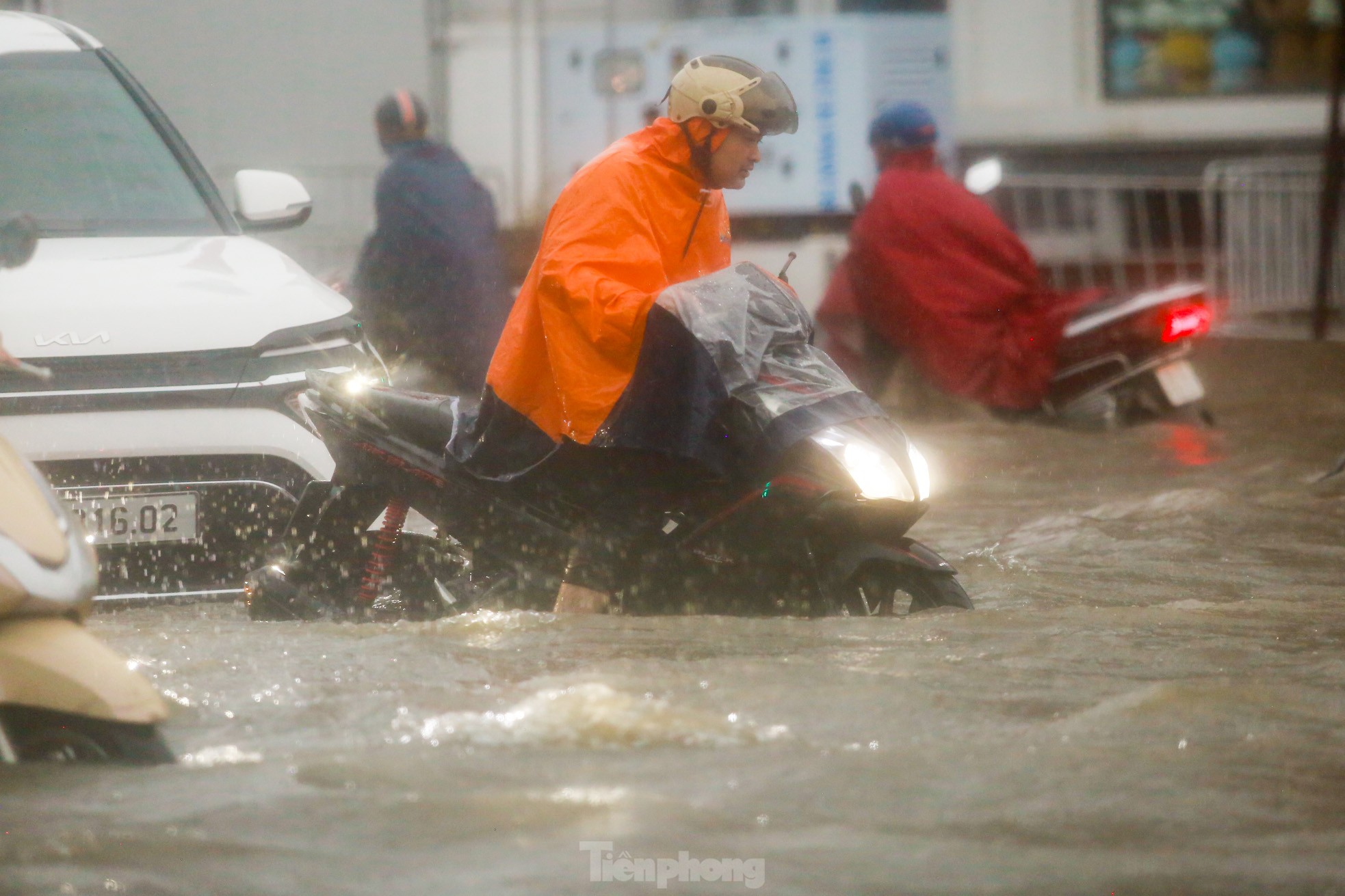 Phố ngập sâu cả mét, người dân 'vật vã' tìm đường về nhà, nhiều phương tiện 'chìm' trong biển nước- Ảnh 24.