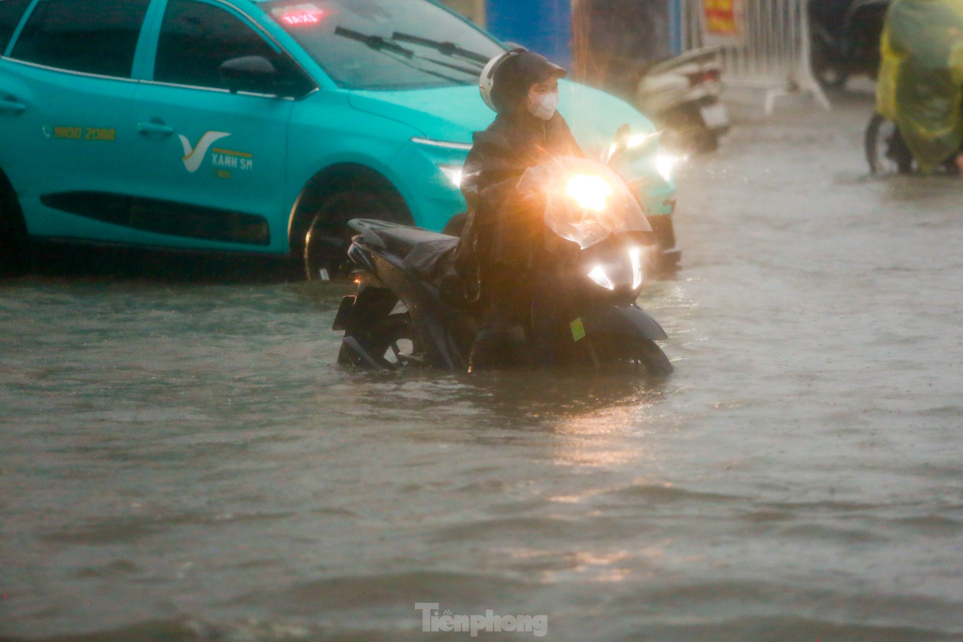 Phố ngập sâu cả mét, người dân 'vật vã' tìm đường về nhà, nhiều phương tiện 'chìm' trong biển nước- Ảnh 25.