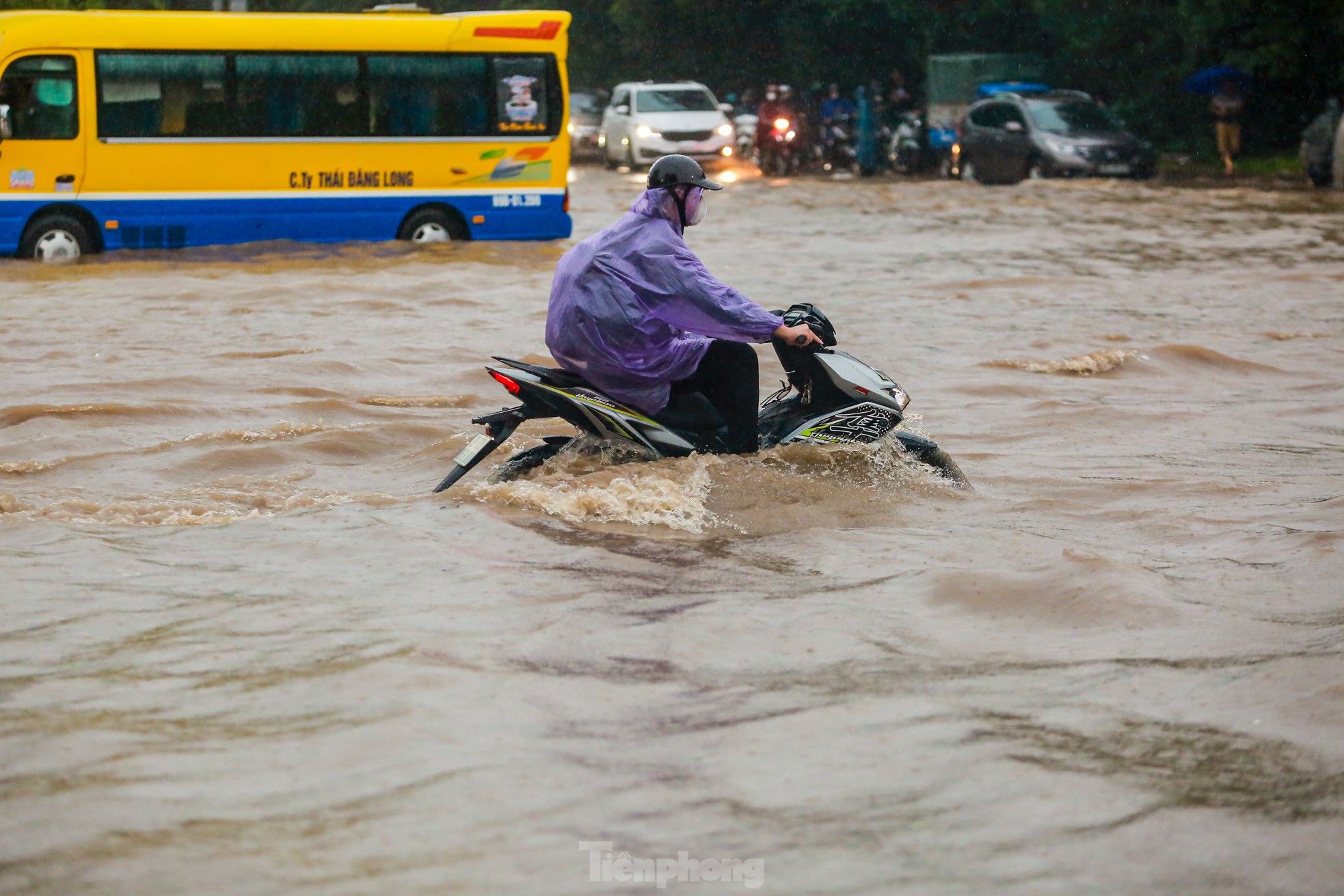 Phố ngập sâu cả mét, người dân 'vật vã' tìm đường về nhà, nhiều phương tiện 'chìm' trong biển nước- Ảnh 2.