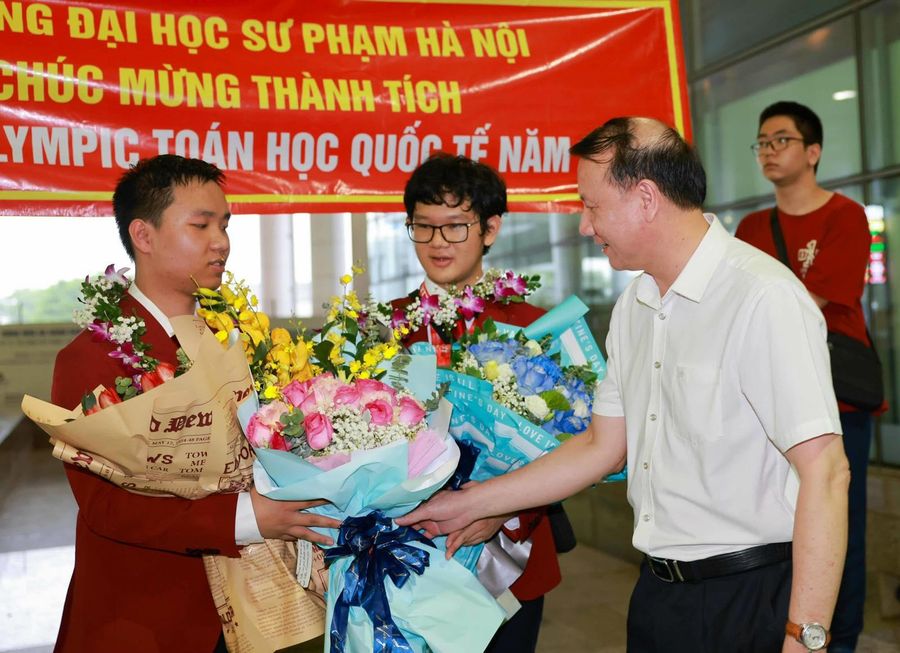 Trường ĐH Sư phạm Hà Nội chúc mừng thành tích học sinh thi Olympic Toán quốc tế- Ảnh 2.