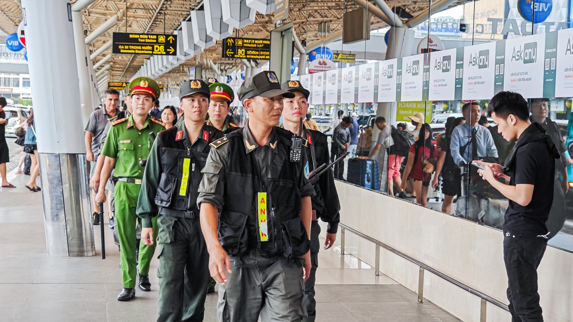 Cảnh sát tăng cường tuần tra sân bay Tân Sơn Nhất trong thời gian Quốc tang Tổng Bí thư Nguyễn Phú Trọng- Ảnh 2.