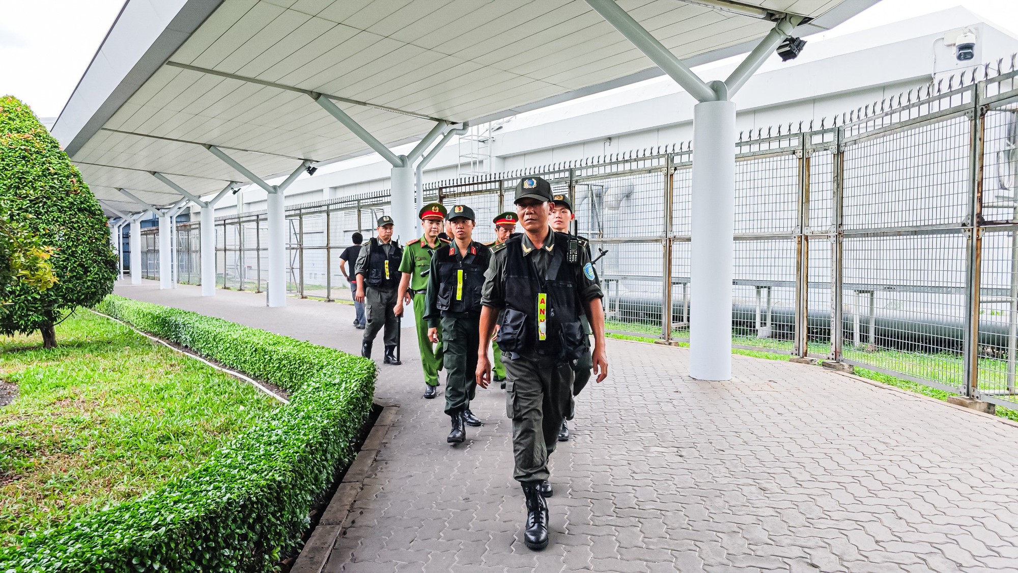 Cảnh sát tăng cường tuần tra sân bay Tân Sơn Nhất trong thời gian Quốc tang Tổng Bí thư Nguyễn Phú Trọng- Ảnh 3.