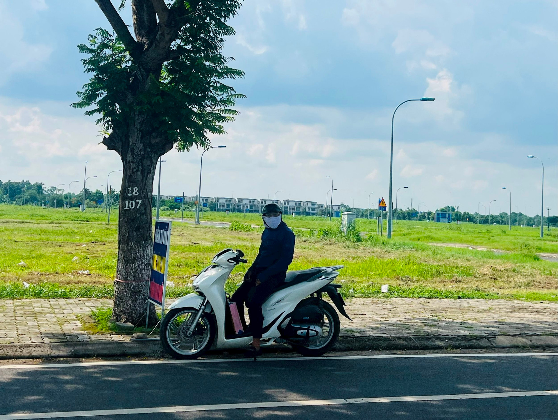 Nỗi lòng nhà đầu tư: “Ôm đất khắp nơi nhưng không có tiền đi du lịch hè”- Ảnh 1.