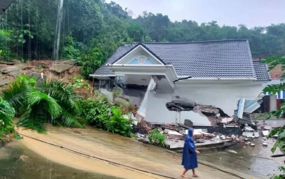 Một căn biệt thự ở Hà Nội đổ sập sau mưa lớn, 7 người may mắn thoát nạn- Ảnh 1.