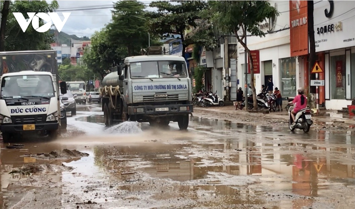 Trời tạnh, nước rút, người dân Sơn La khẩn trương dọn dẹp bùn đất sau lũ- Ảnh 14.