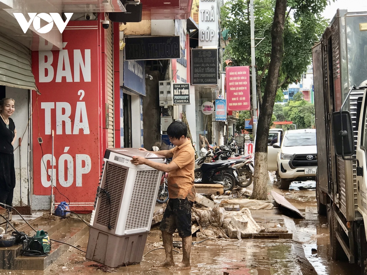 Trời tạnh, nước rút, người dân Sơn La khẩn trương dọn dẹp bùn đất sau lũ- Ảnh 8.