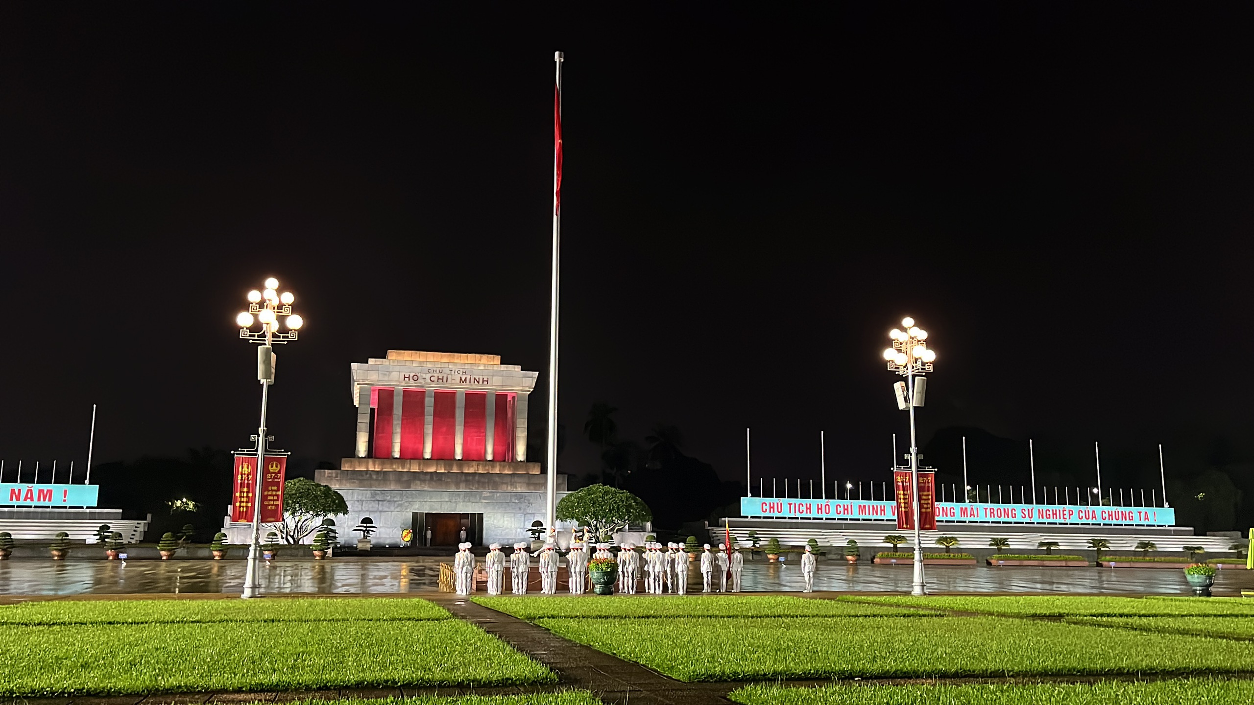 Lễ hạ cờ trong mưa trước ngày Quốc tang Tổng Bí thư Nguyễn Phú Trọng- Ảnh 1.