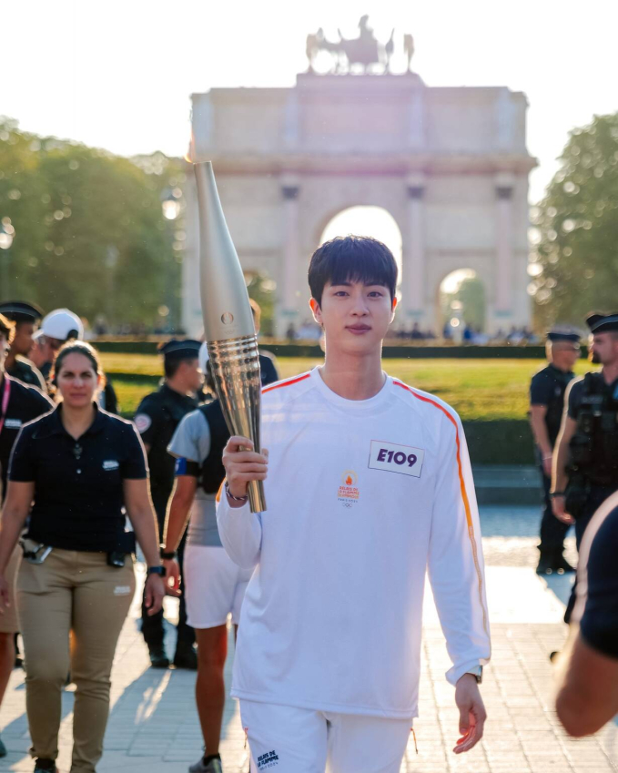 Sao Kpop đổ bộ Olympic Paris: Thành viên BTS đảm nhiệm vai trò quan trọng, 1 idol là "Olympic Friend" đầu tiên trong lịch sử- Ảnh 2.