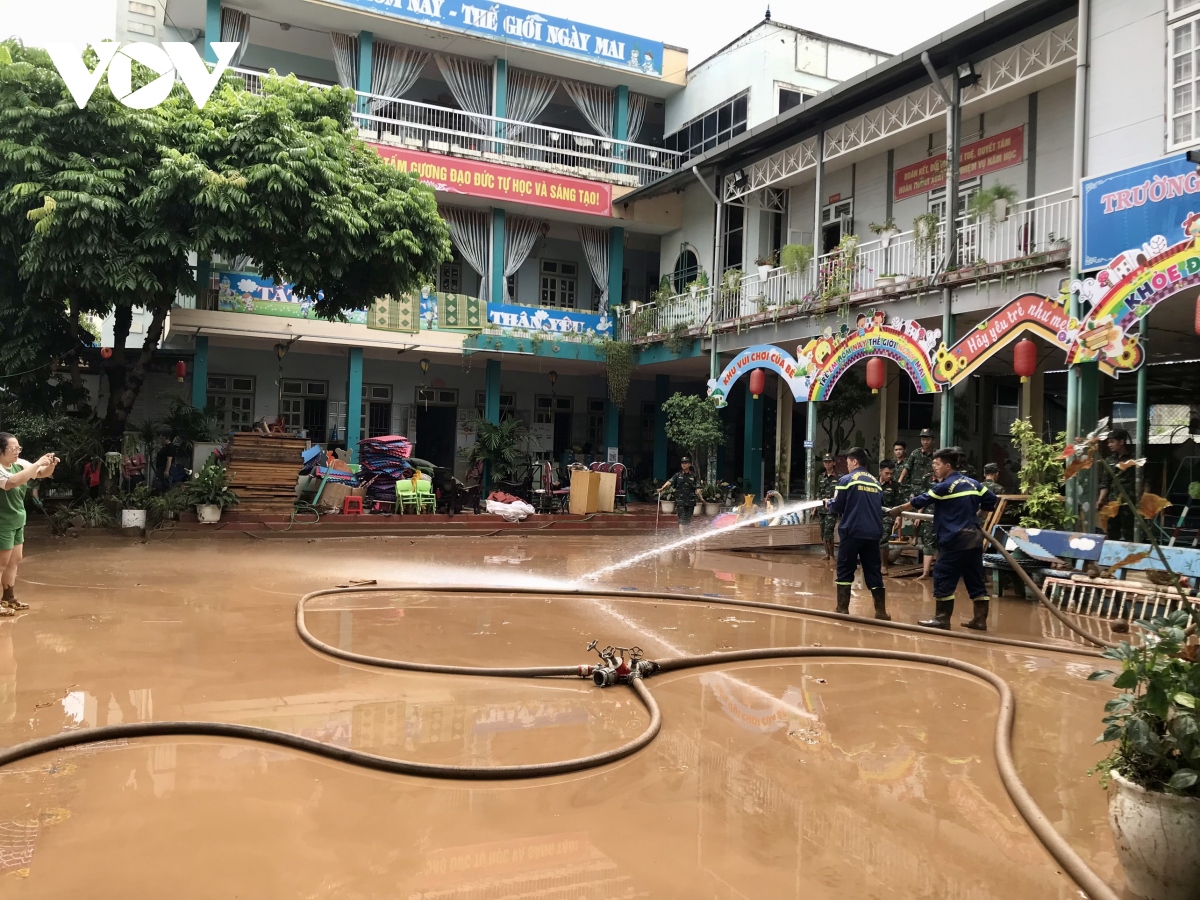 Trời tạnh, nước rút, người dân Sơn La khẩn trương dọn dẹp bùn đất sau lũ- Ảnh 12.